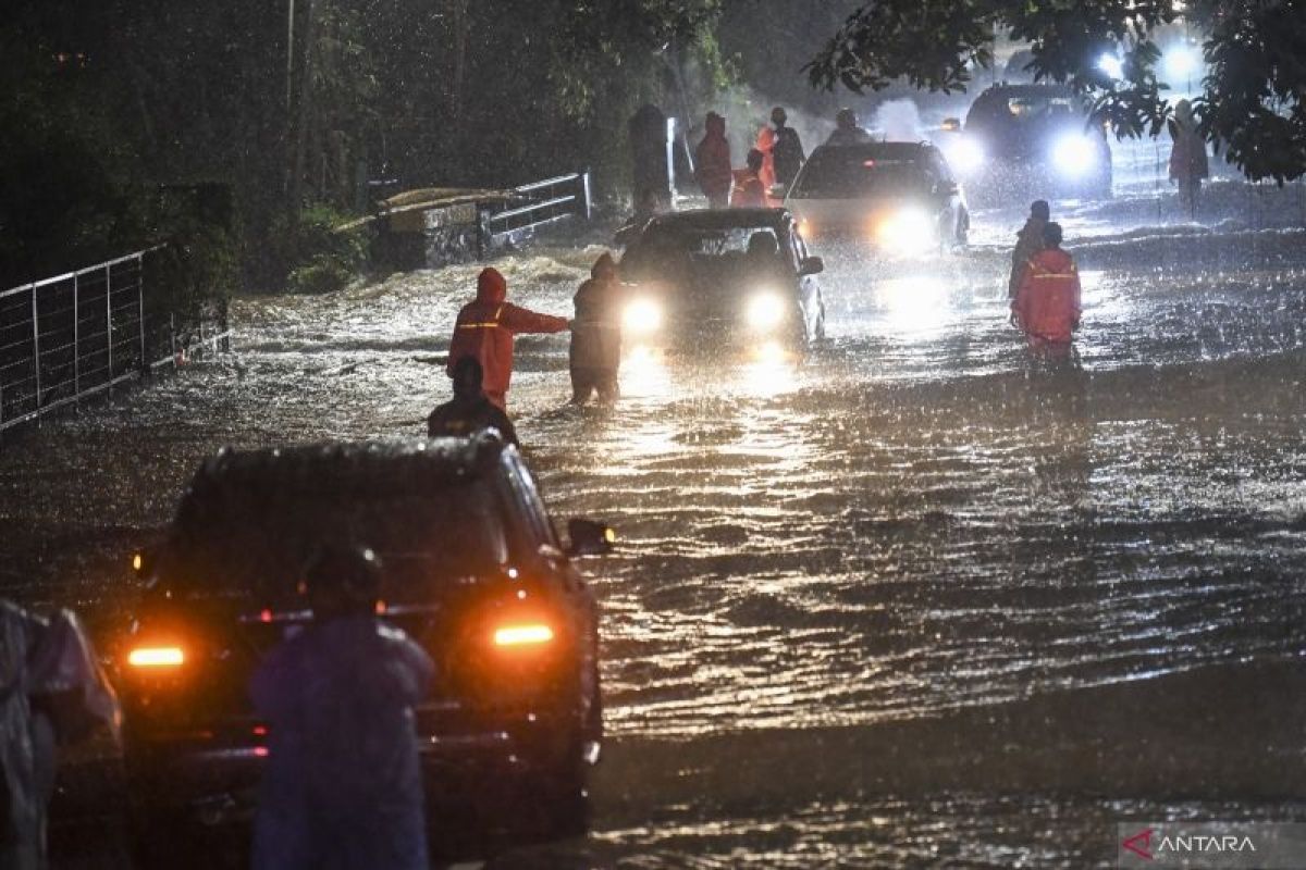 PMI Jakbar siapkan pemeriksaan kesehatan dan bantuan pangan warga terdampak banjir