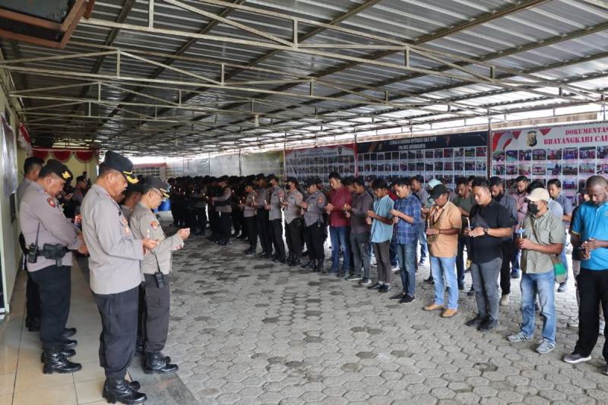 Polres Jayawijaya gelar doa bersama untuk korban Stadion Kanjuruhan