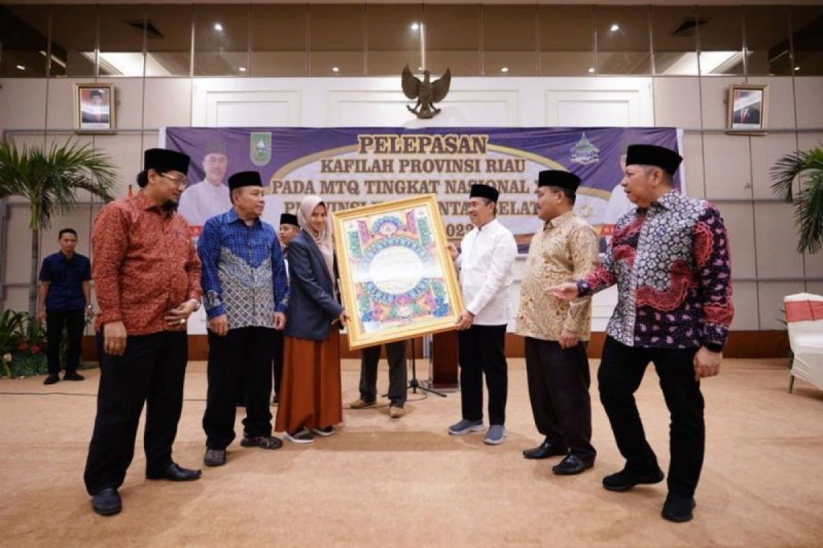 Gubernur Riau lepas 54 kafilah ke MTQ Nasional  XXIX Kalimantan Selatan