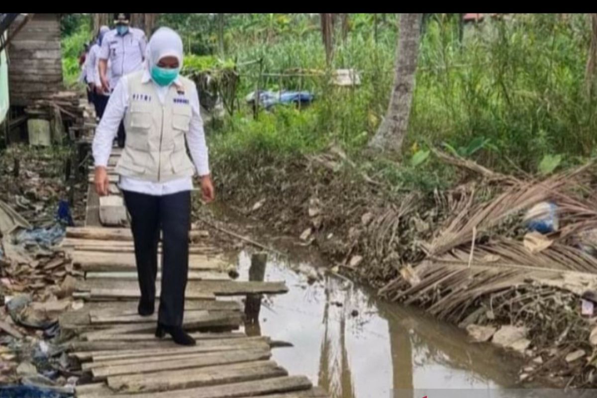 Wakil Wali Kota Palembang mengecek penyebab banjir