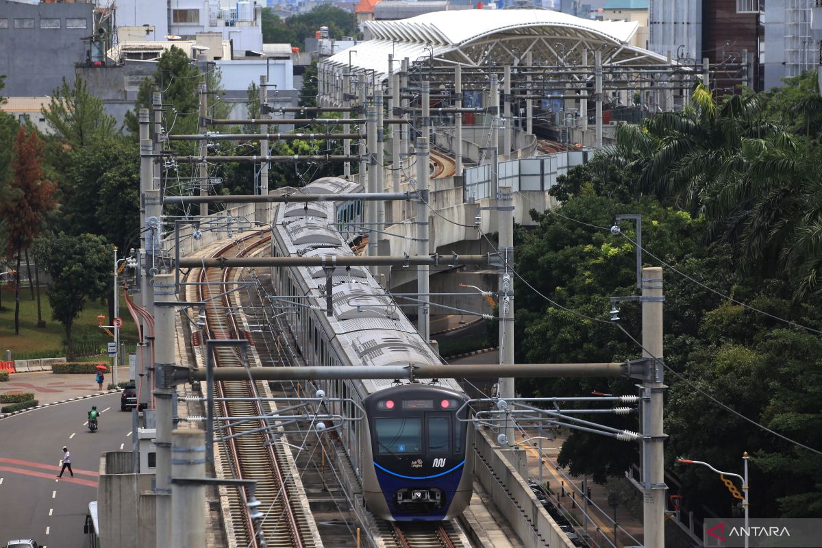 Kemarin, transportasi massal terlambat dibangun hingga THR ASN