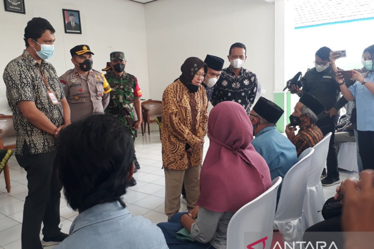 Mensos serahkan bantuan korban tragedi Kanjuruhan asal Blitar