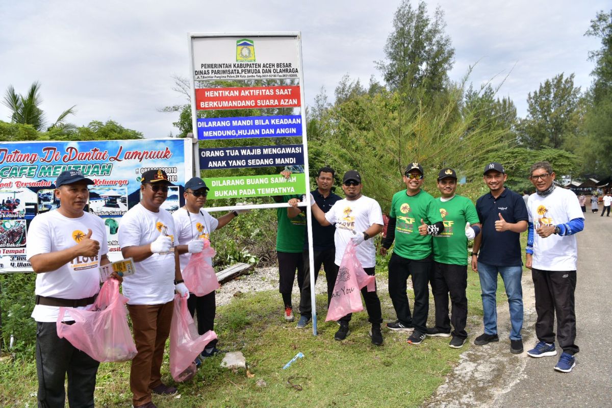 Kampanye sadar wisata, Pj Bupati Aceh Besar bersihkan kawasan Pantai Lampuuk