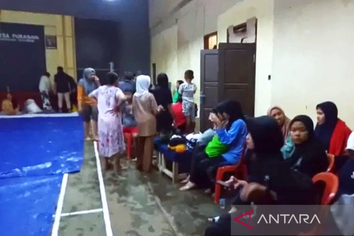 Puluhan warga di Kecamatan Purabaya Sukabumi mengungsi akibat banjir