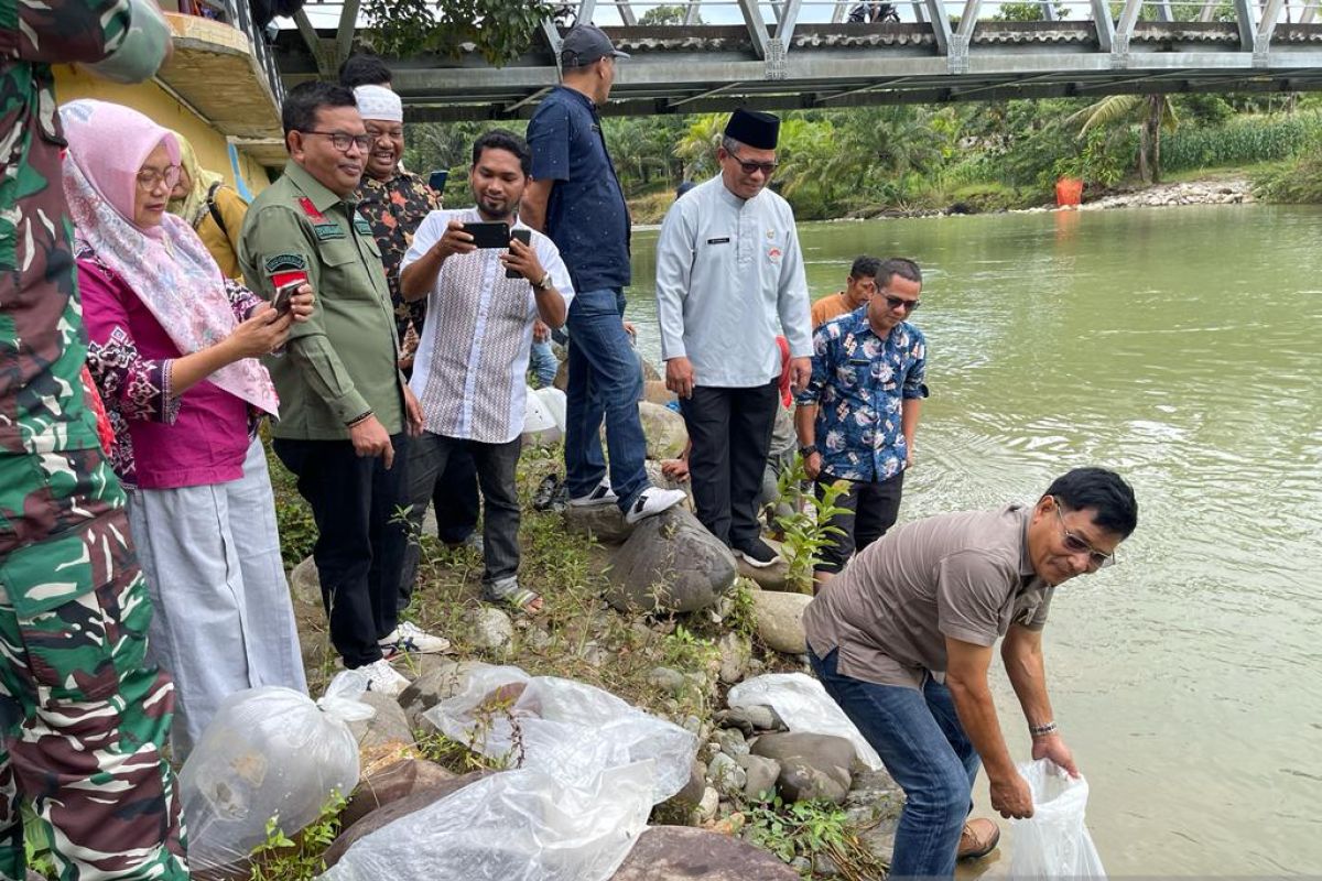 157 ribu bibit ikan dilepas di Sungai Lubuk Manggis Aek Nabirong