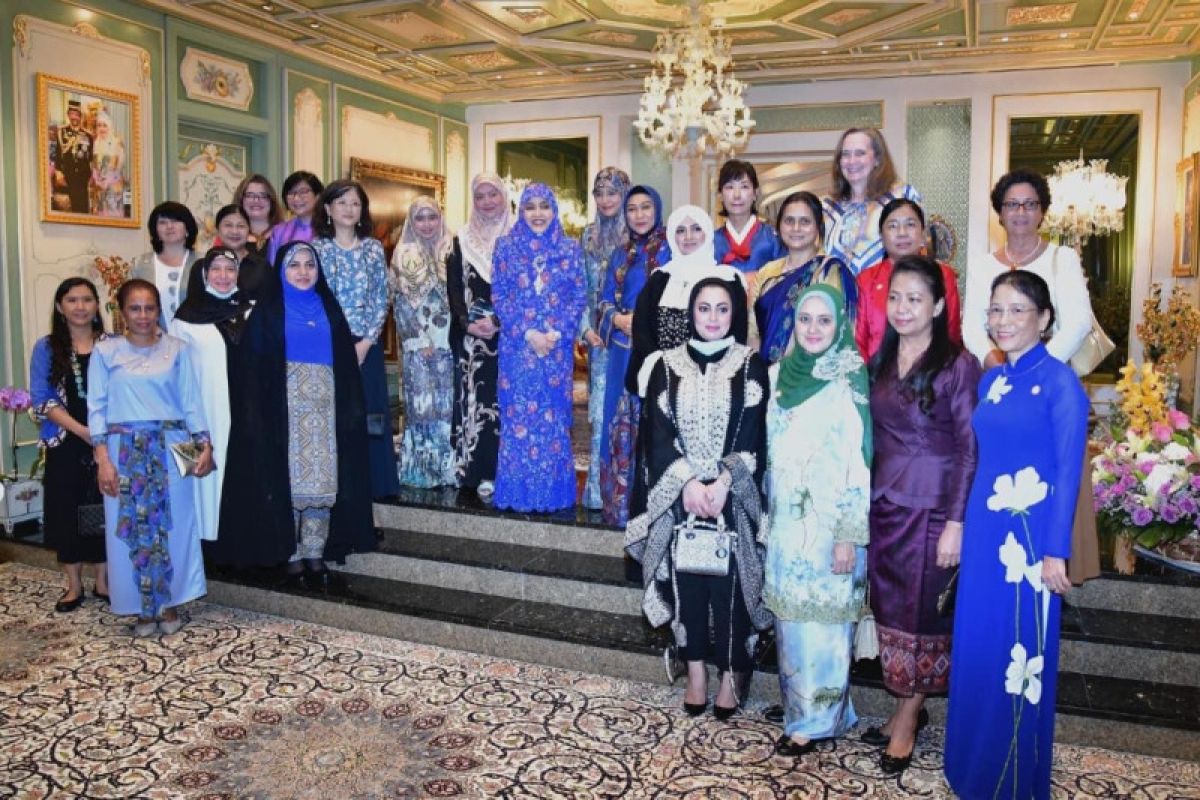 Kain batik tulis sutra Indonesia jadi hadiah khusus HUT Permaisuri Sultan Brunei