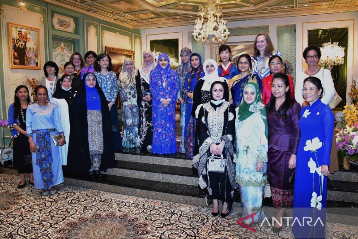 Kain batik tulis sutra jadi hadiah HUT Permaisuri Sultan Brunei