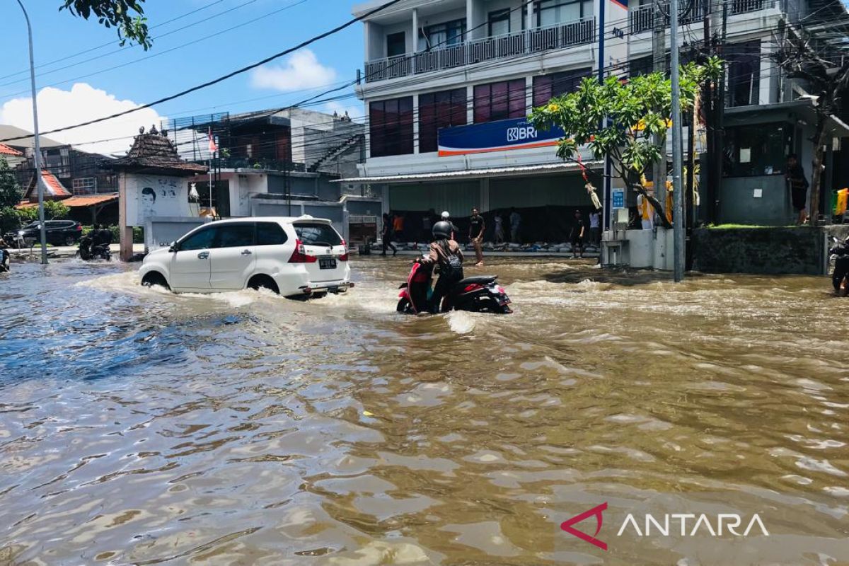 Tim SAR gabungan evakuasi korban terjebak banjir di Denpasar