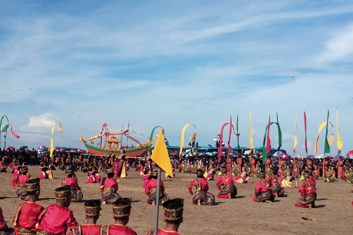 Ratusan warga Tarakan saksikan prosesi pelarungan Padaw Tuju Dulung