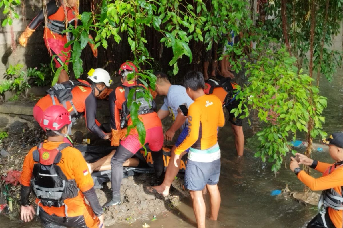Tim SAR gabungan evakuasi jasad mahasiswa yang terseret banjir di Denpasar