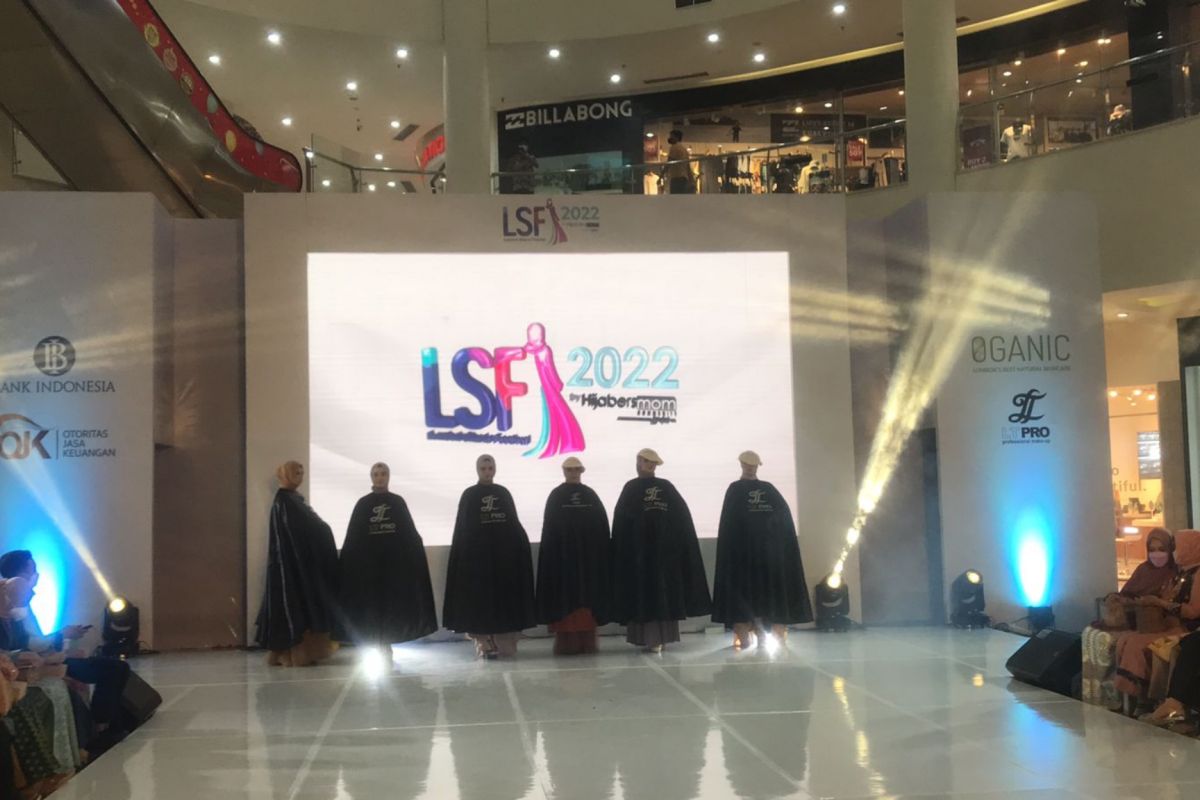 Hijabers Mom dukung pelaku industri fashion NTB lewat Lombok Syaria Festival 2022