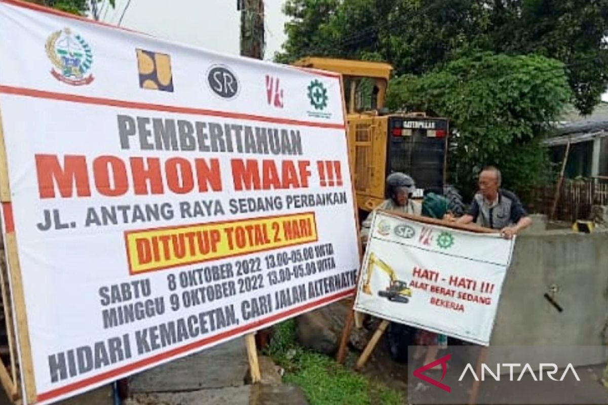 Polsek Manggala mengawal perbaikan jalan poros Antang Makassar