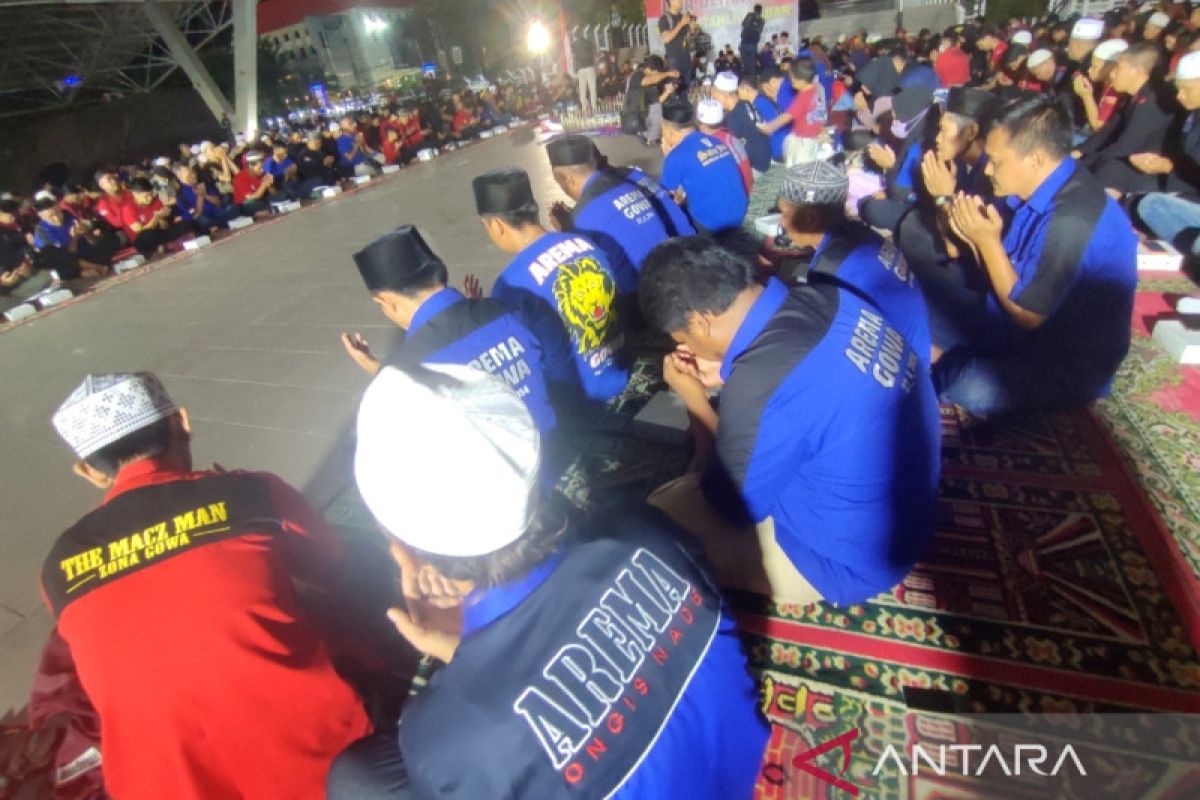 Suporter di Makassar doa bersama tragedi Kanjuruhan Malang