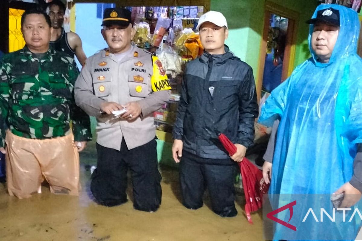 Polres Sukabumi kerahkan personel bantu percepat penanggulangan banjir di Purabaya