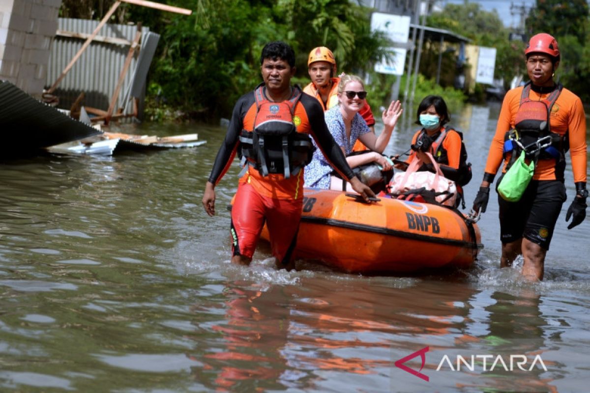 Tim SAR evakuasi puluhan wisman terjebak banjir di Seminyak Bali