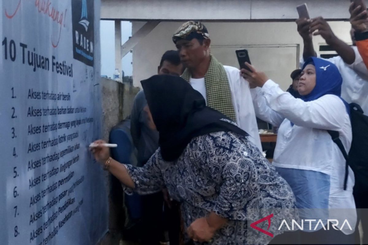 Anggota DPRD DKI tandatangani petisi warga soal masalah pesisir Jakut
