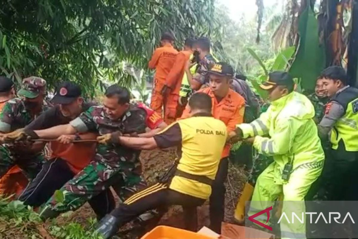 Aparat evakuasi korban tanah longsor di Bangli (video)