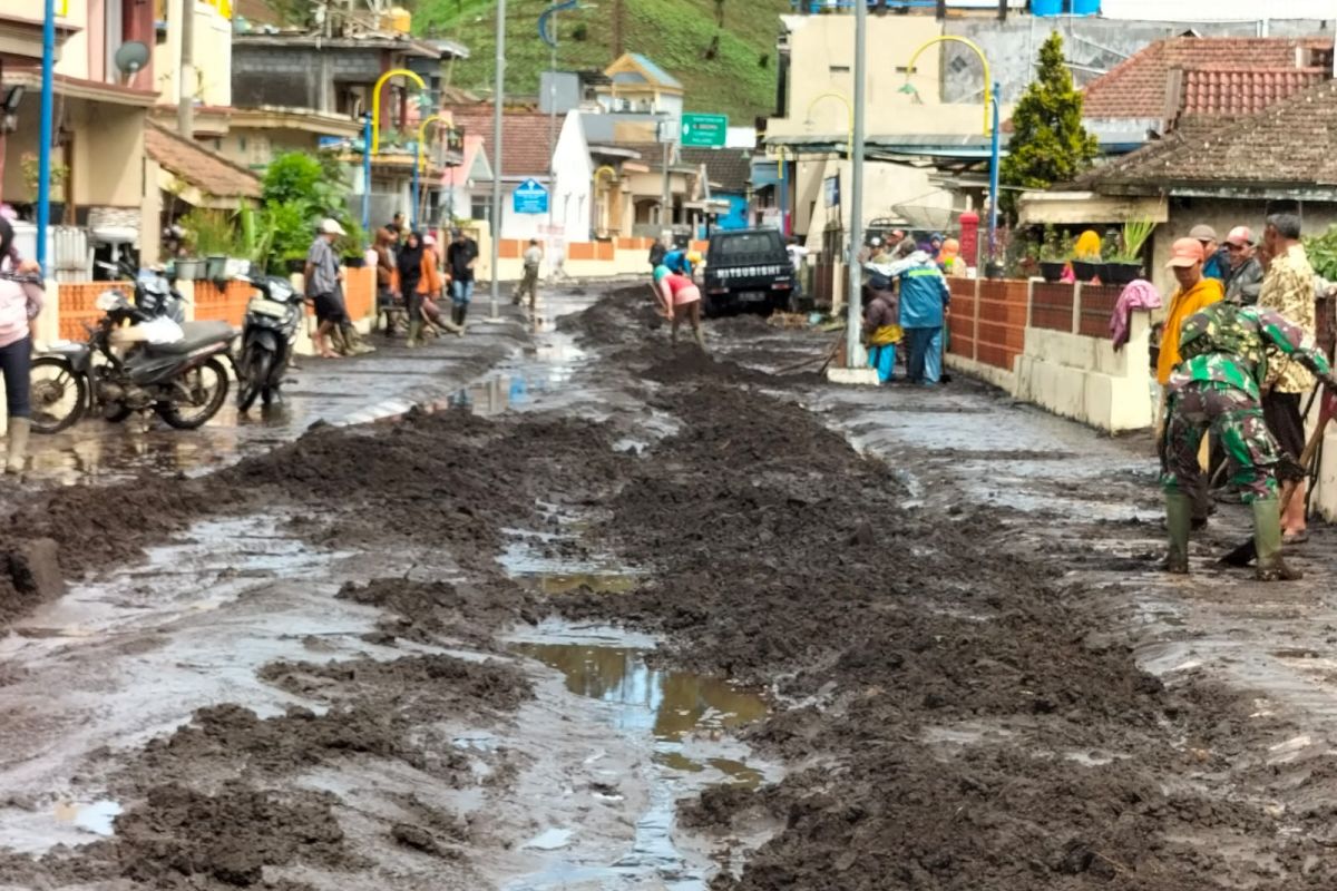 Desa Ranupani di Lumajang sempat terisolasi akibat banjir dan longsor