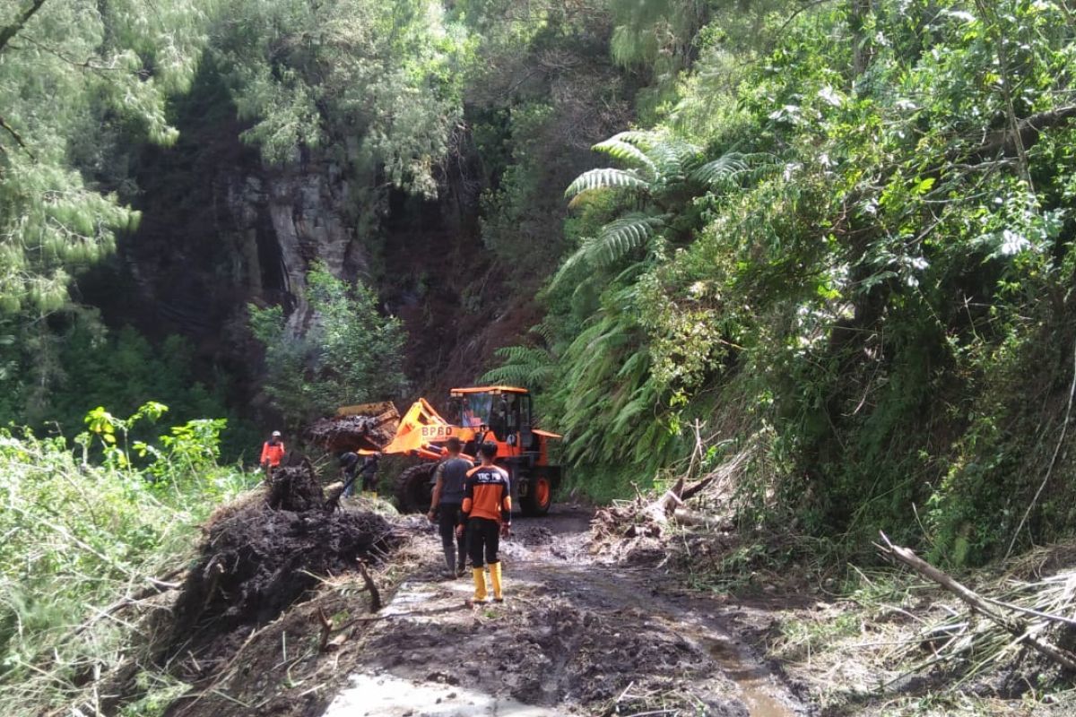 Longsor, BPBD Lumajang bersihkan material di Desa Ranupani