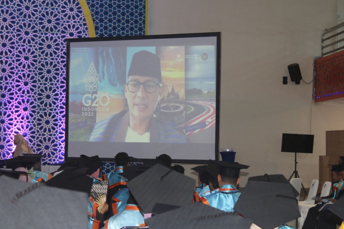 Sandiaga Uno mengisi materi kuliah umum di Wisuda Unismuh Makassar