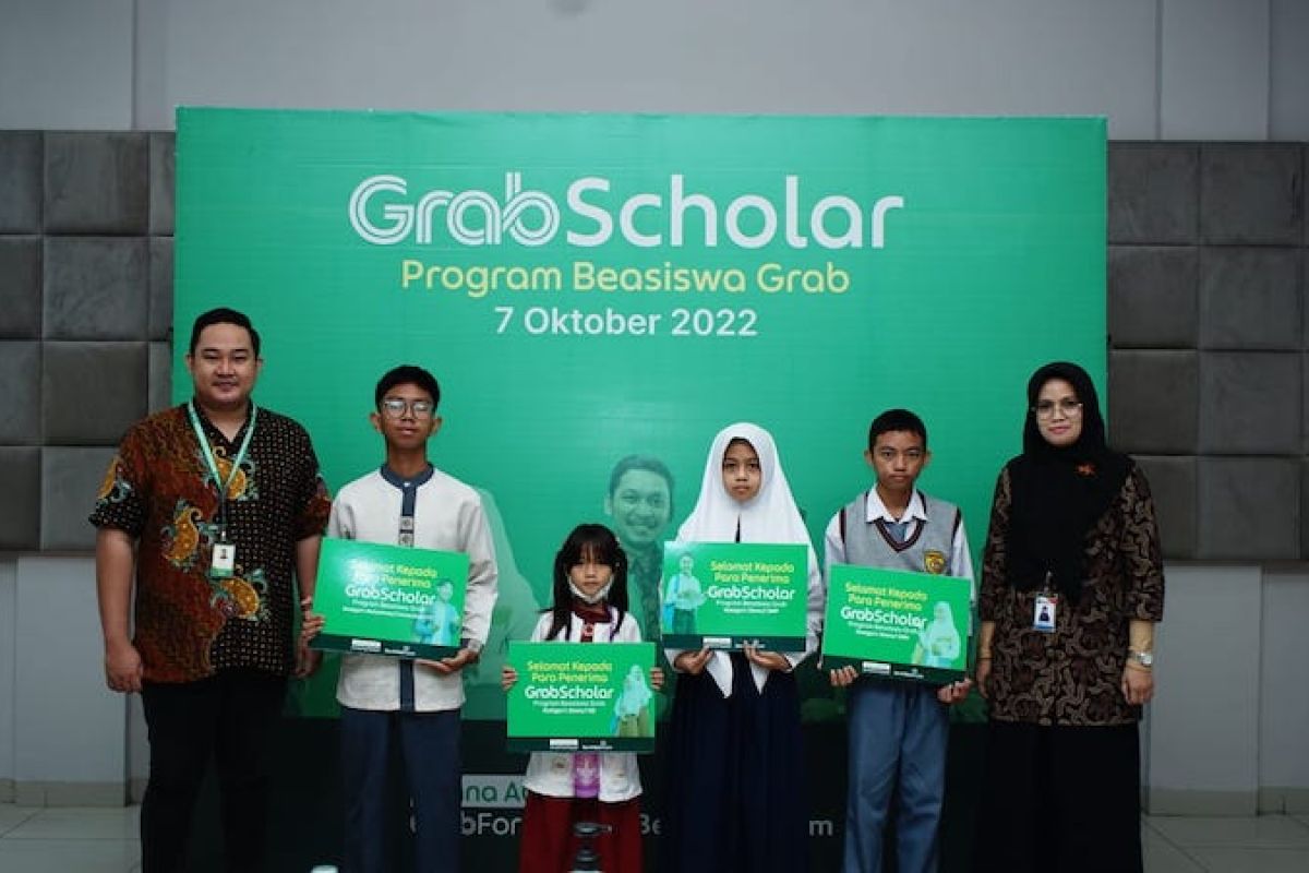 Grab salurkan beasiswa pendidikan ke anak mitra pengemudi di Palembang