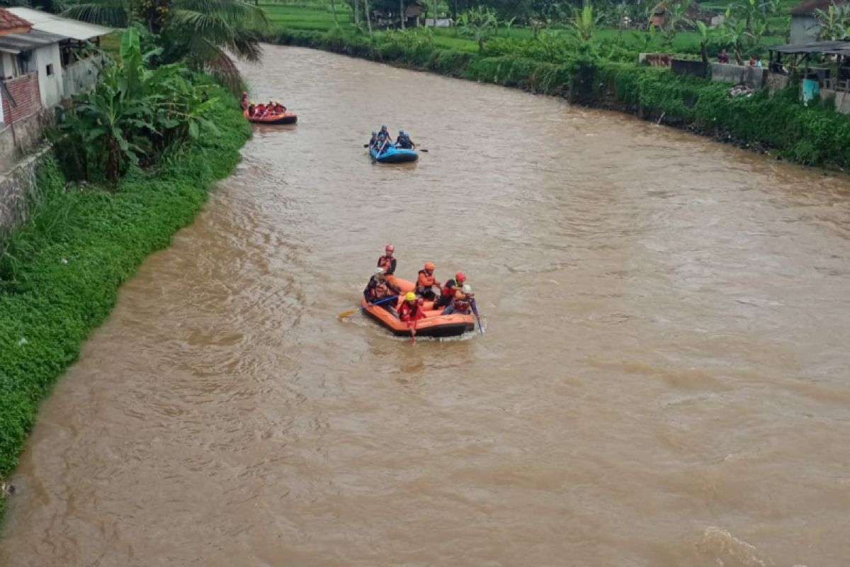 Petugas gabungan cari pengendara yang terbawa arus banjir di Ciamis