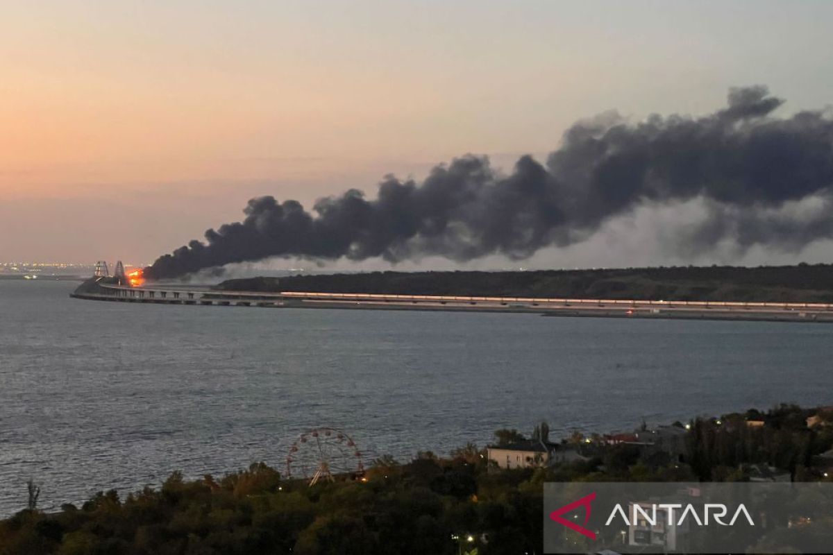 Jembatan penghubung Rusia - Krimea terbakar