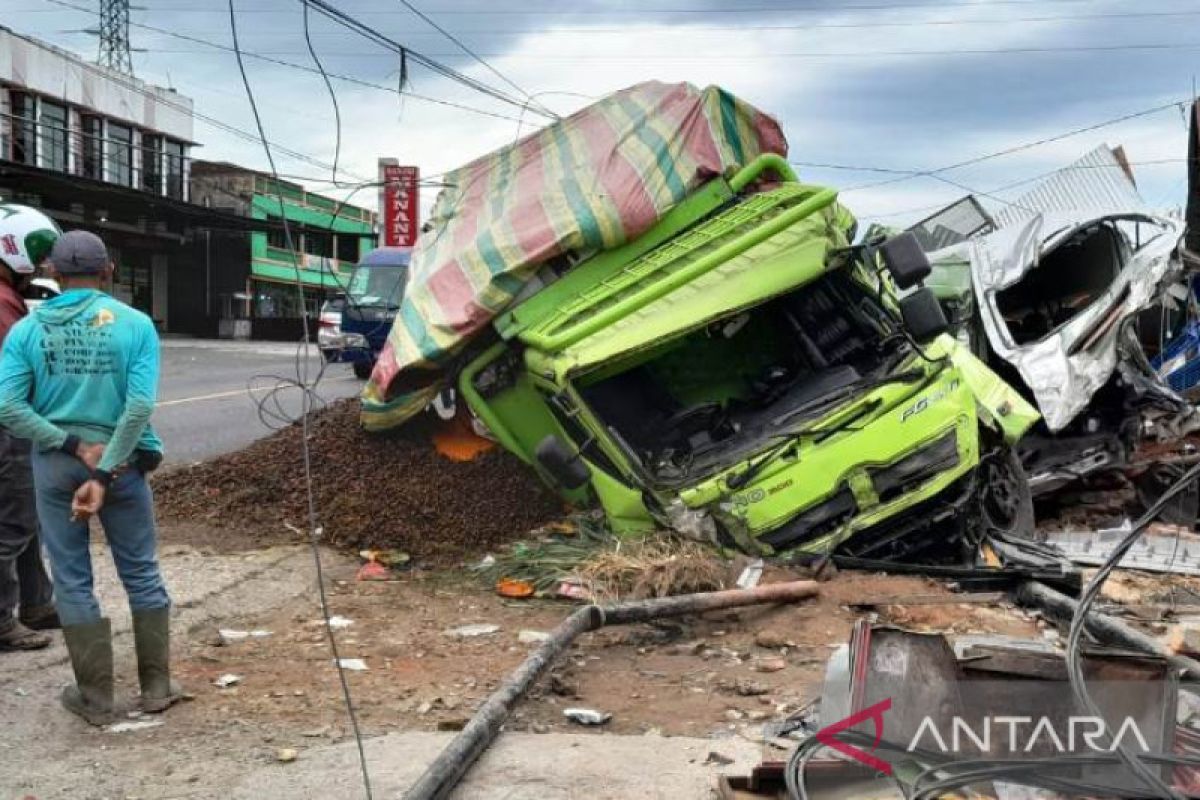 Tabrakan beruntun di Jalan Lintas Bukittinggi-Padang Panjang sempat bikin macet