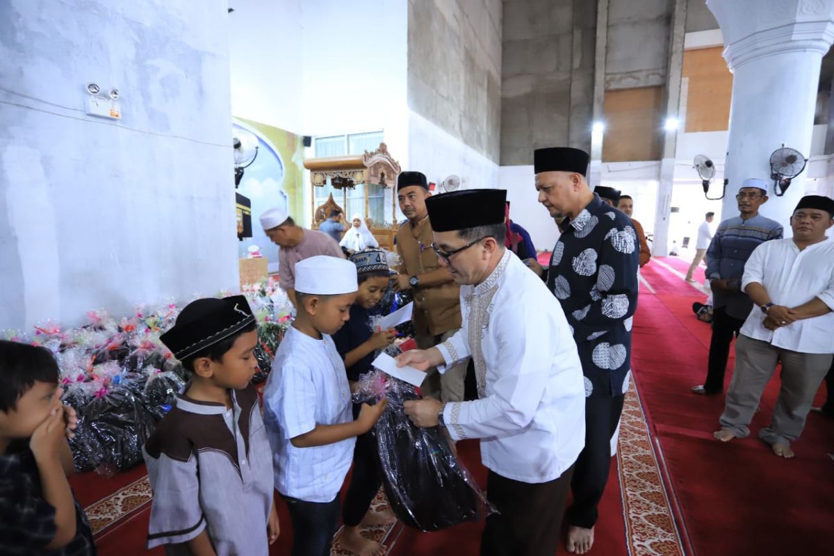 Pemko Banda Aceh bantu peralatan sekolah untuk 194 anak yatim