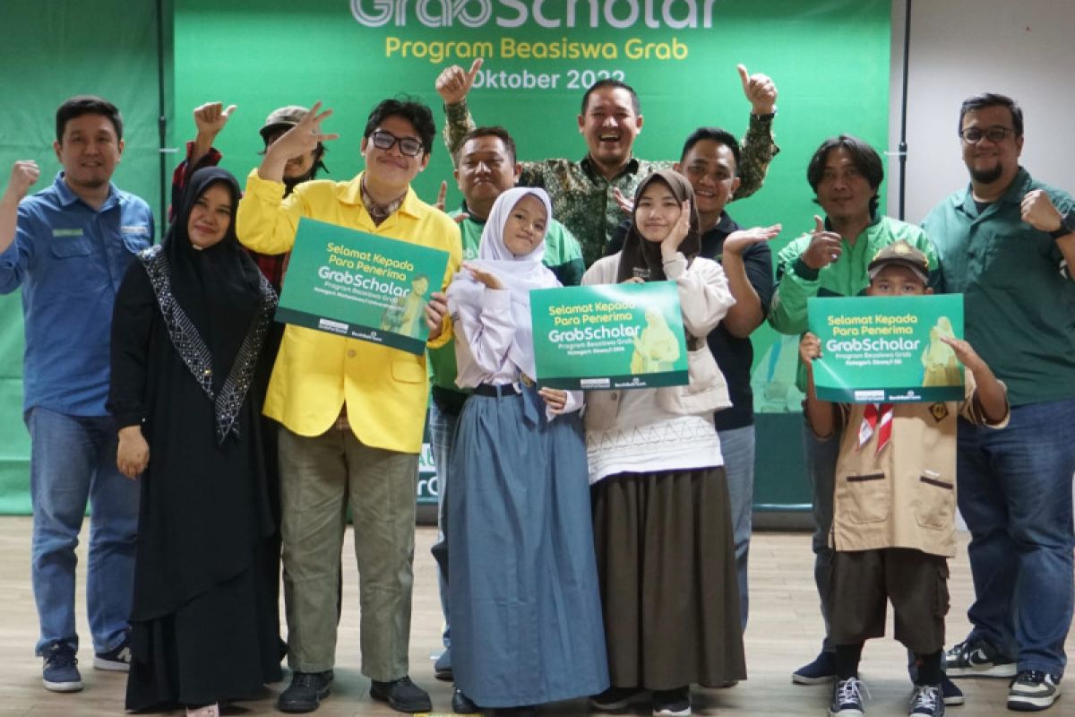 Para anak mitra berprestasi di Mataram raih beasiswa Grab