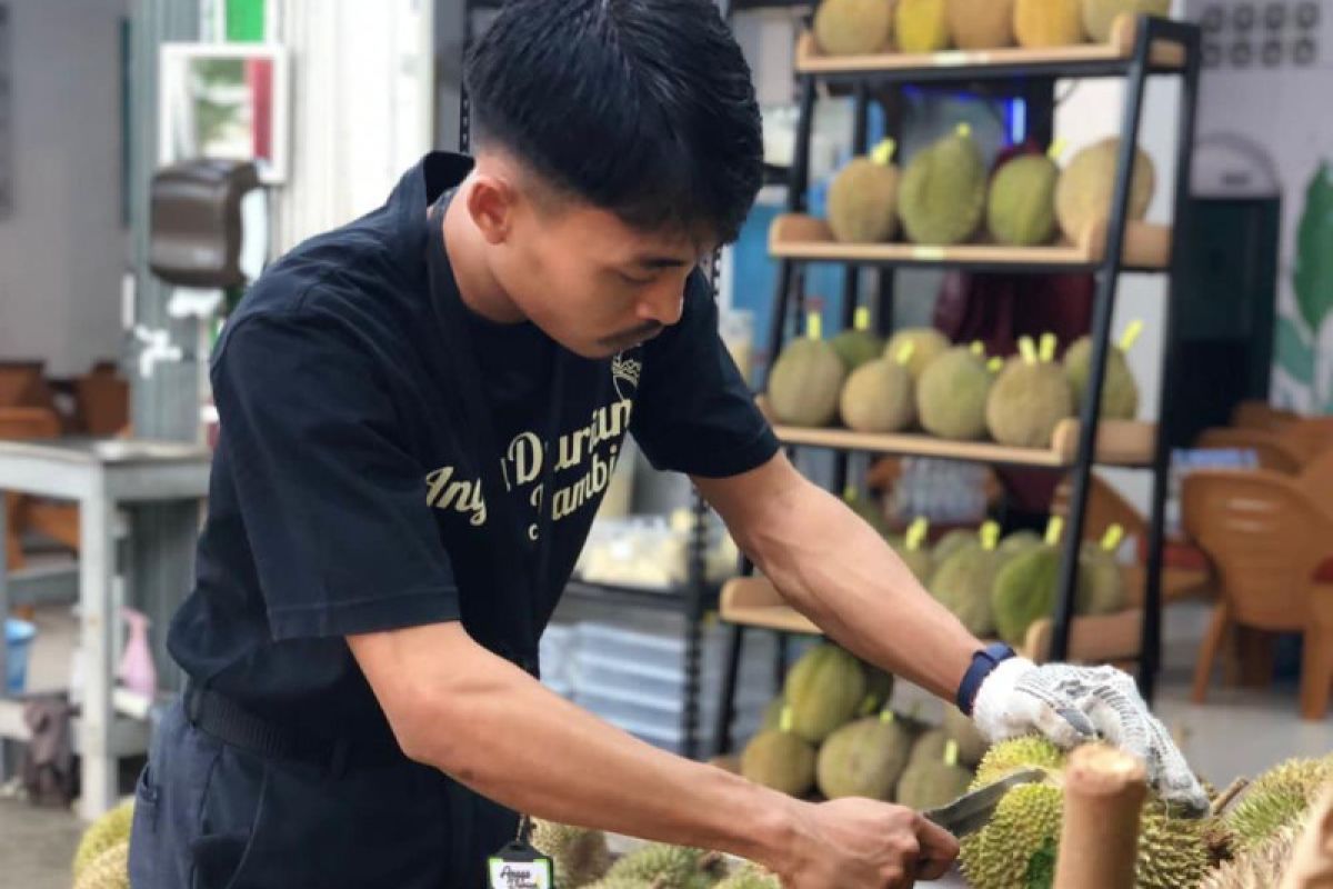 Selain enak makan durian menimbulkan efek senang