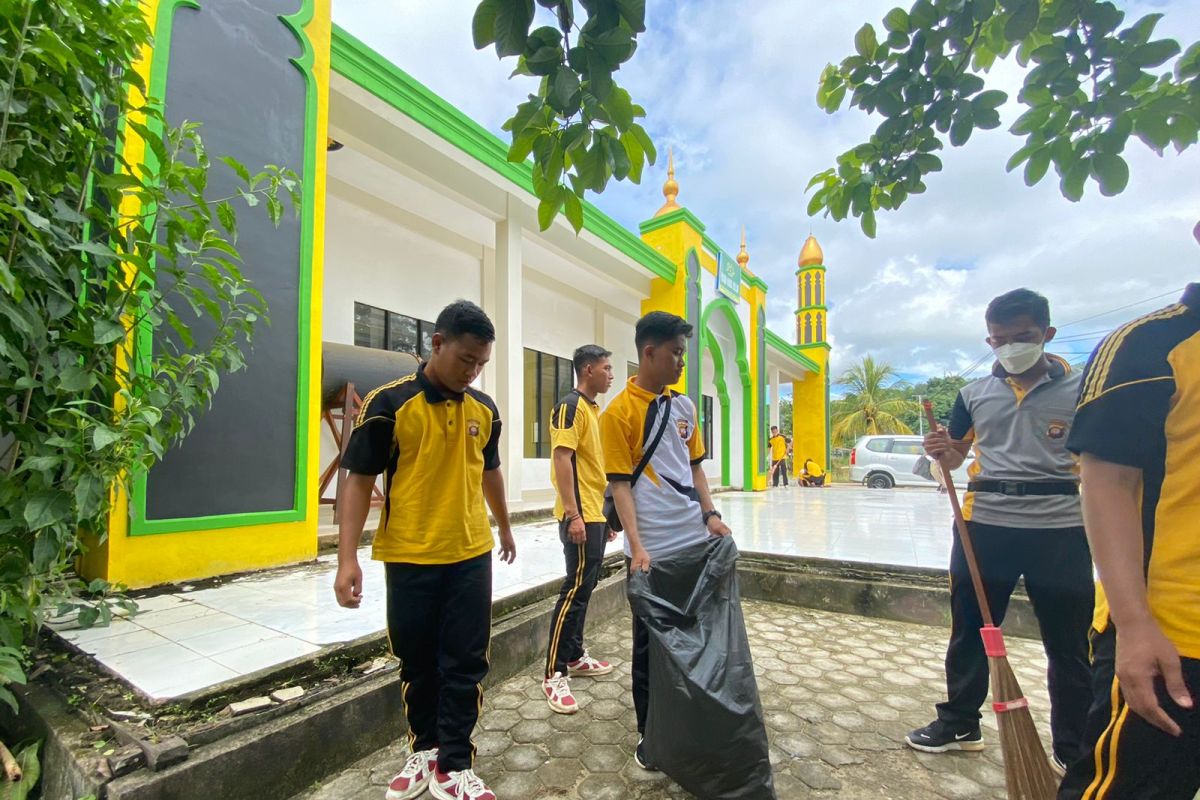 Polres KKU bagikan sembako dan kerja bakti dalam rangka maulid nabi Muhammad SAW