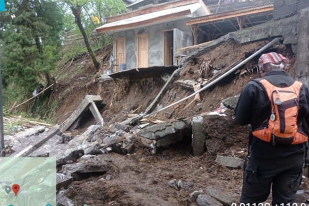 Belasan rumah dan satu pura warga Tengger Lumajang rusak akibat longsor