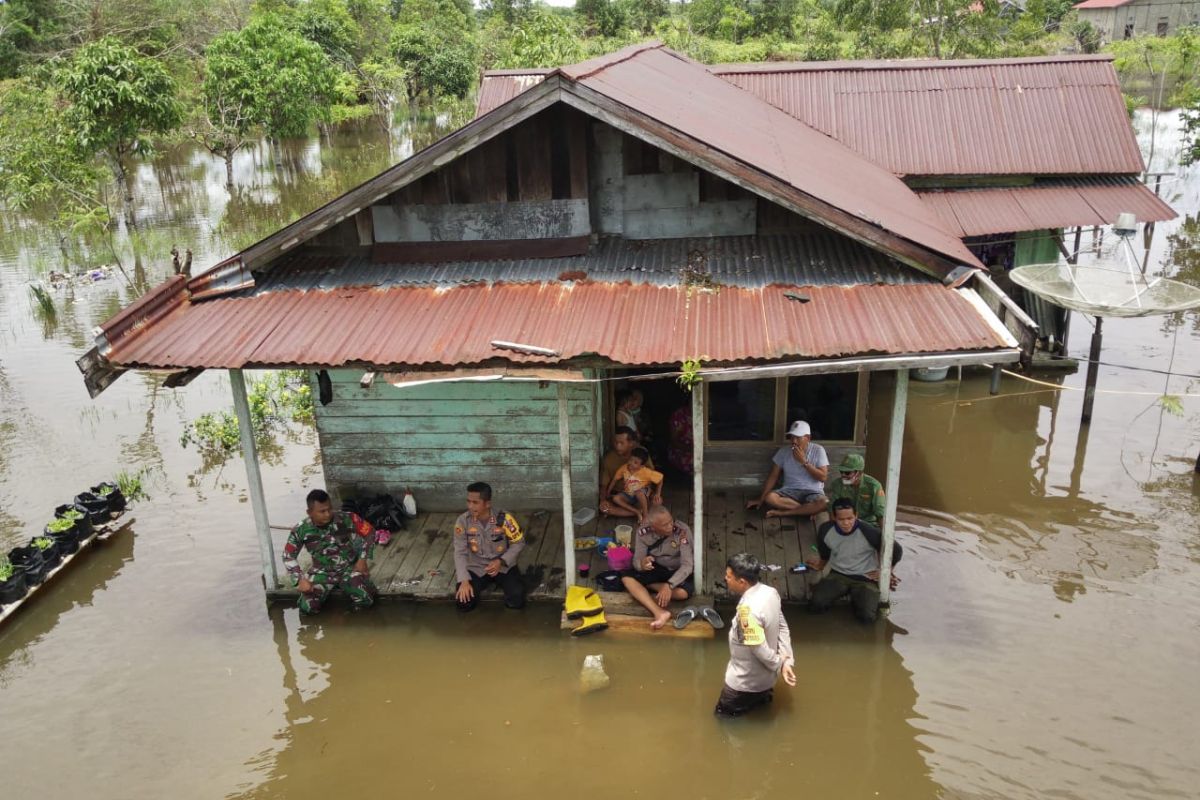 Warga terdampak banjir dapat bantuan dari Polres Kayong Utara