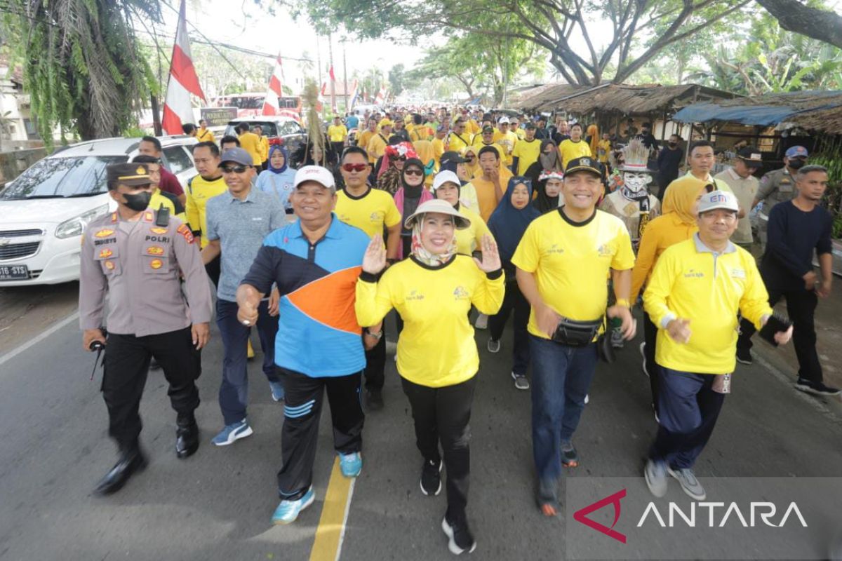 Jalan Sehat Bareng Warga, Bupati Serang Serukan Kebersamaan