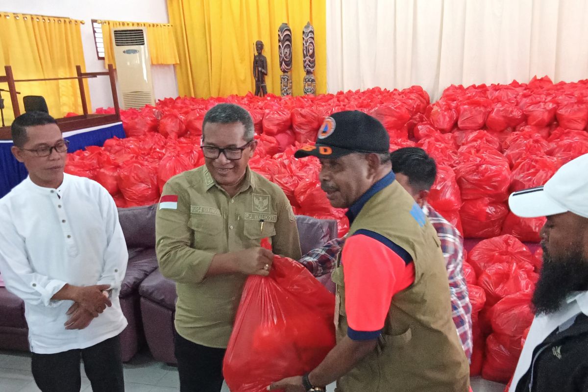 Pemerintah Papua Barat salurkan 2.000 paket sembako bagi korban banjir Sorong