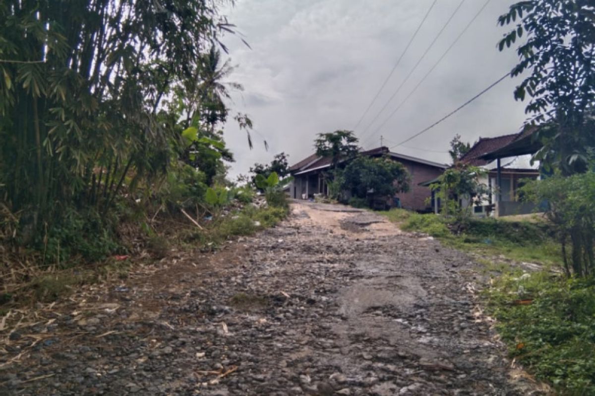 Miris, puluhan tahun jalan kabupaten di Desa Montong Sapah Loteng rusak parah