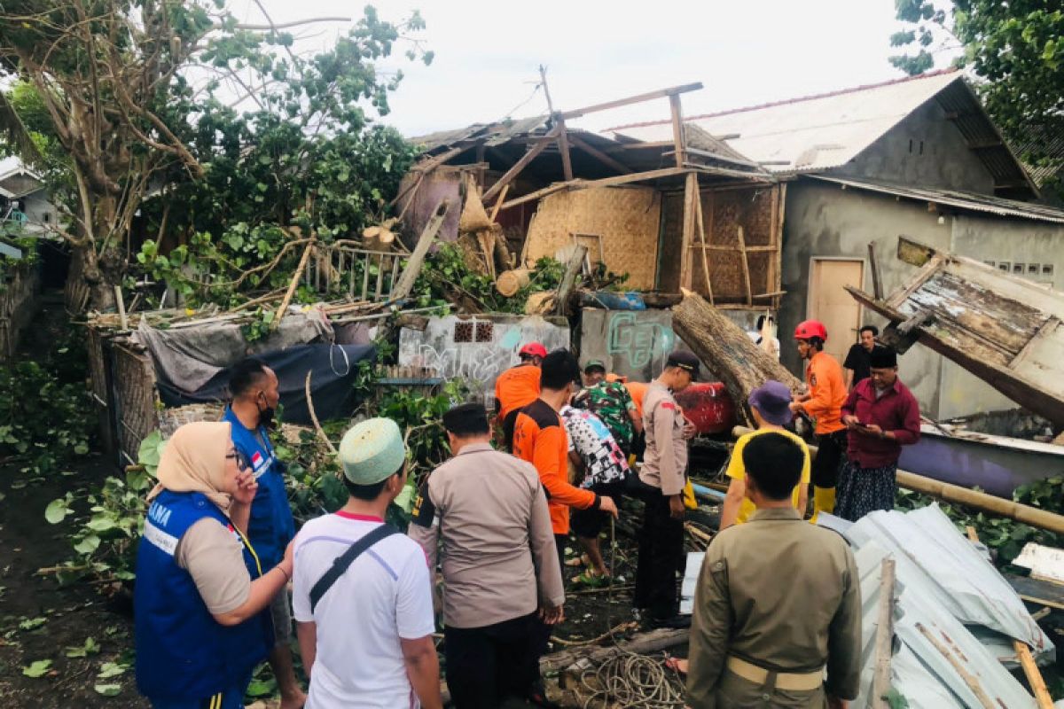 Puluhan rumah di Tanjung Luar Lombok Timur diterjang angin puting beliung