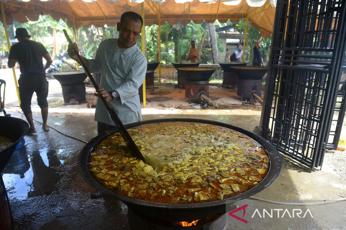 Memasak kuah beulangong rayakan Maulid Nabi