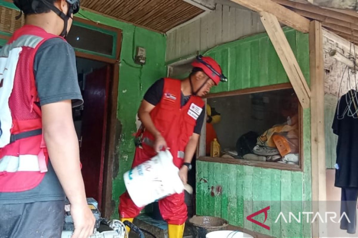 Relawan PMI dikerahkan bantu pulihkan aktivitas warga pasca-banjir di Purabaya