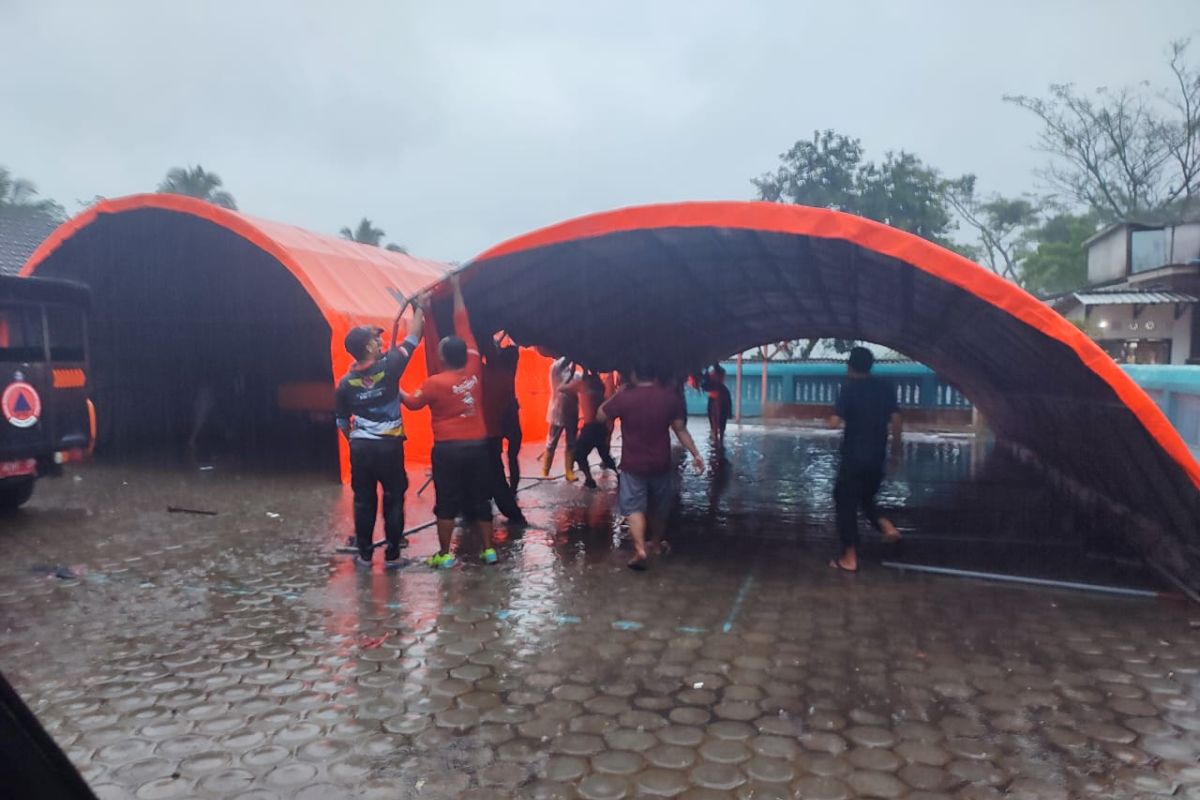 Atap SDN Gelang 7 ambruk, BPBD Jember dirikan tenda darurat untuk belajar