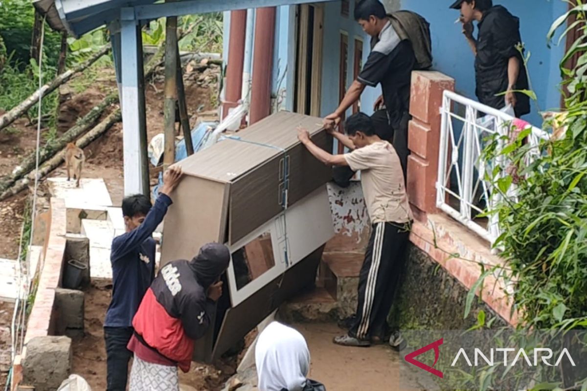 Pemkab Cianjur relokasi 14 keluarga korban pergerakan tanah