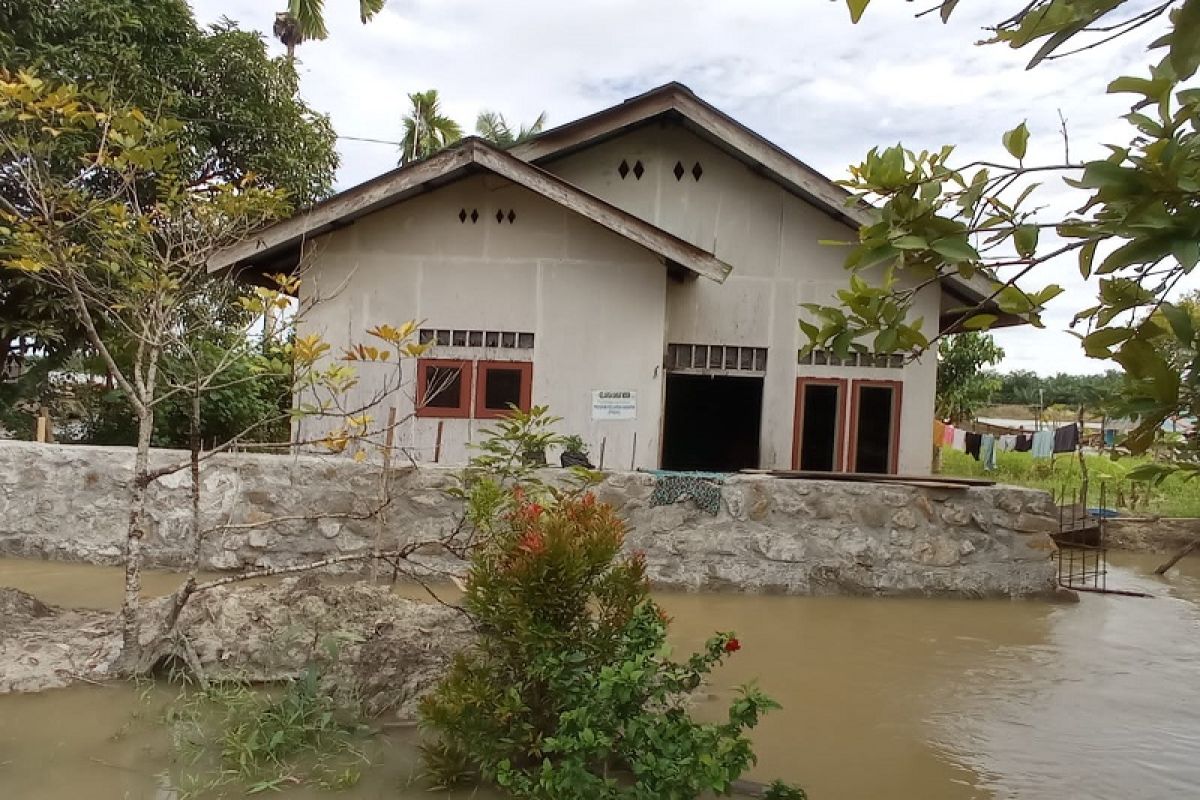 Tujuh rumah dan satu Polindes dikorbankan demi lindungi kampung dari banjir