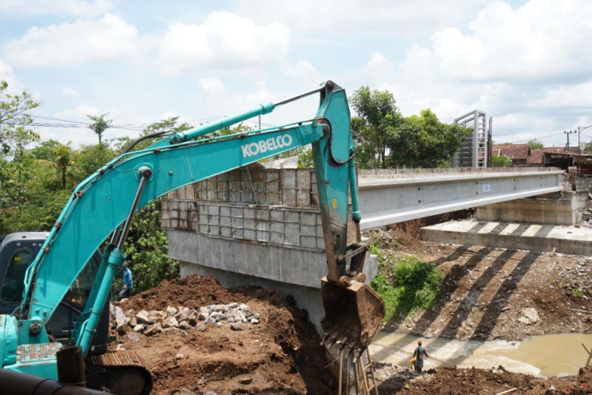 Pemkab Kediri tegur pelaksana proyek pembangunan Jembatan Ngadi