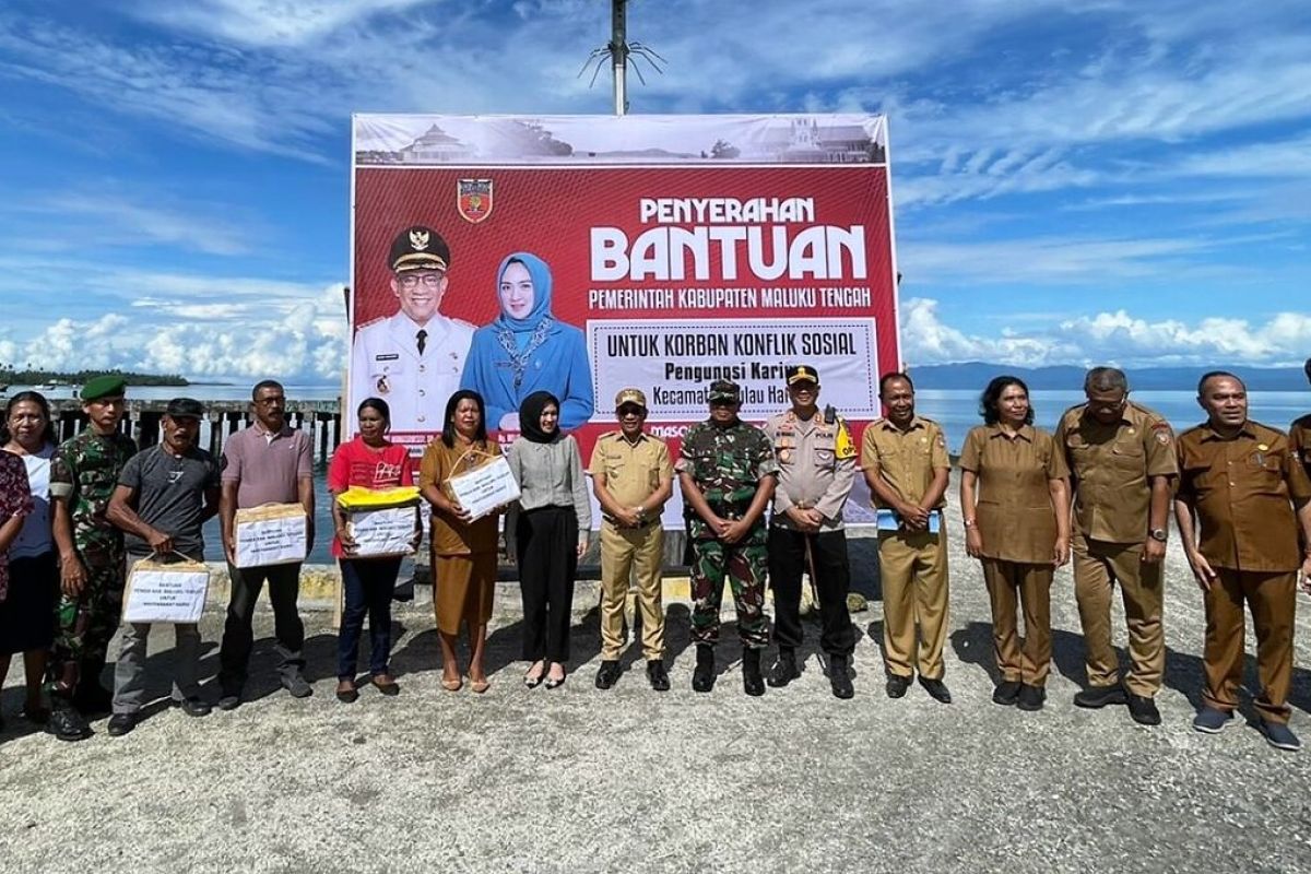 Pemkab Maluku Tengah salurkan bantuan untuk pengungsi Kariuw, semoga bawa perdamaian