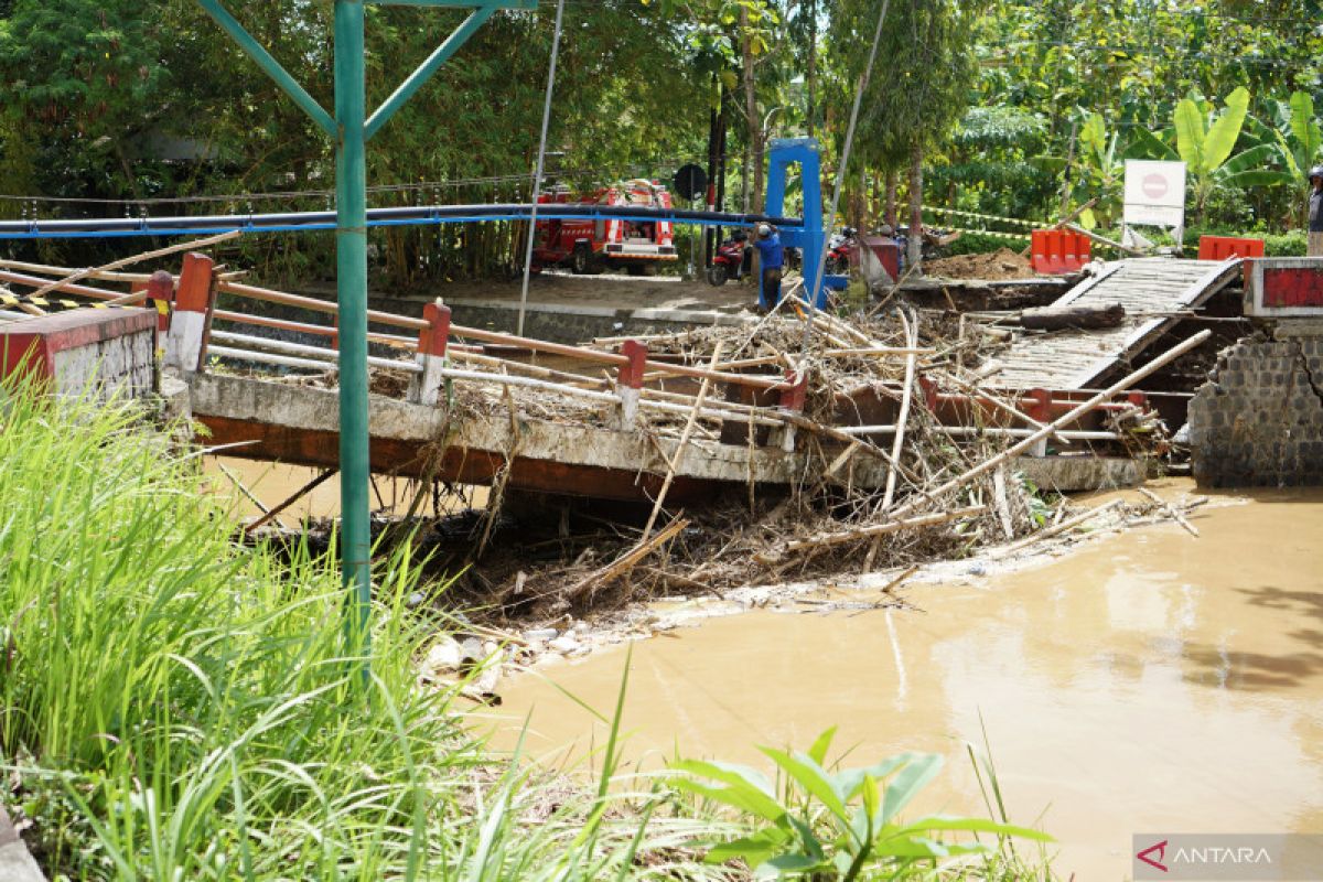 Jembatan dan jalan rusak akibat banjir serta longsor di Trenggalek