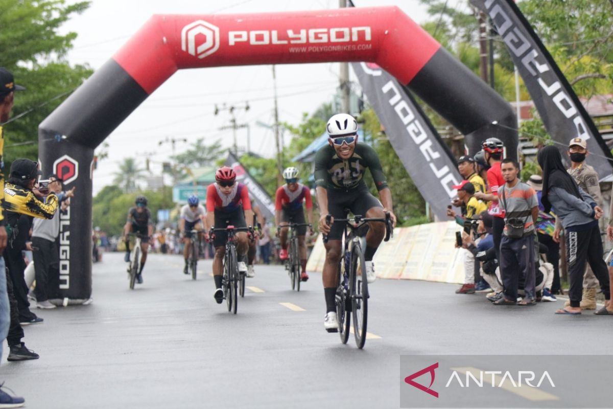 Rahmad-Zulkipli-Ayastina juara Tour de Barito Kuala 2022