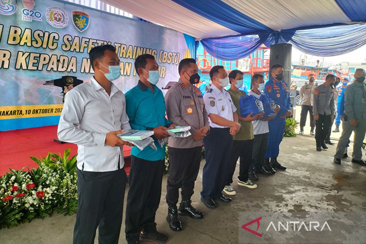 Nelayan pesisir berlatih dasar keselamatan berlayar di Muara Baru