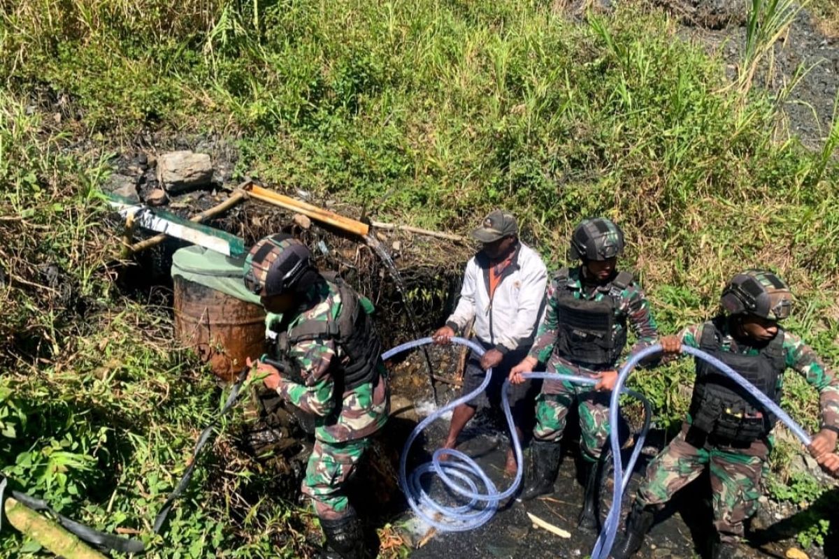 Satgas TNI 301/PKS buat penampung air bersih bagi warga Puncak Jaya