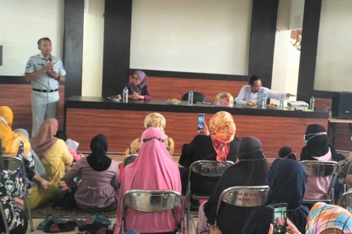 Warga Kelurahan Sukasari antusias ikuti sosialisasi UU 34 tentang dana pertanggungan wajib Lakalantas jalan